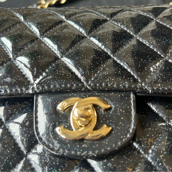 Beautiful patent Chanel bag size small - Picture 5 of 15